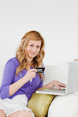 포토 JPG 해외이미지 백인 라이프스타일 여자 행복 백그라운드 컨셉 인터넷 실내 한명 사람 앉기 성인 빨간색 노트북 쇼핑 컴퓨터 섹시 보라색 웹서핑 신용카드 구매 고객 결제 온라인 전자상거래 해외202004 해외포토 서양인 1 감정 컬러 모션 내부 생활 금융 전자제품 파일형식