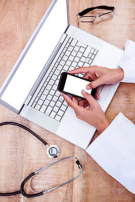 포토 JPG 해외이미지 손 안경 청진기 실내 들기 앉기 신체부위 노트북 스마트폰 사무실 스크린 터치 환자 의사 잡기 책상 상담 해외202004 해외포토 잡화 가구 비즈니스 의학 의료기기 모션 사람 내부 전자제품 핸드폰 스마트기기 의료진 파일형식