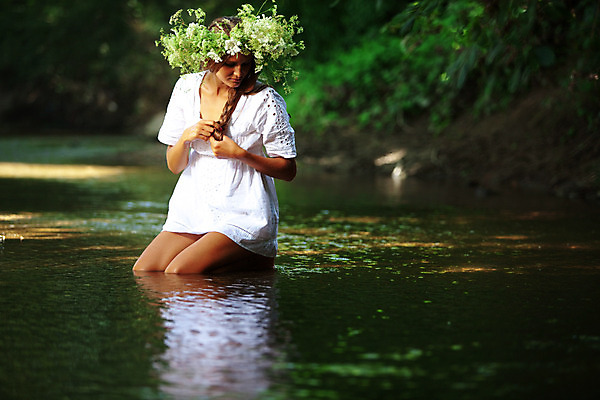 포토 JPG 해외이미지 라이프스타일 호수 포즈 꽃무늬 신체 자연 휴식 왕관 땋은머리 건강 한명 사람 야외 초록색 물 여름 청춘 강 반사 스파 화환 화목 활발 흰색 시골 신선 개울 순수 내추럴 돌봄 엮은 완벽 해외202004 관능적 해외포토 자연요소 1 헤어스타일 계절 꽃 컬러 컨셉 무늬 모션 생활 생태계 파일형식