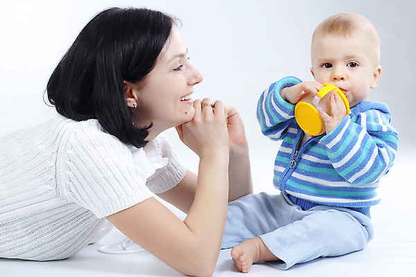 포토 JPG 해외이미지 전신 백인 여자 남자 행복 아들 엎드리기 가족 엄마 함께함 들기 사람 앉기 소년 상반신 성인 두명 옆모습 컵 턱괴기 육아 마시기 아기 흰배경 돌봄 해외202004 아들바보 싱글맘 한부모가족 해외포토 서양인 식기 감정 어린이 뷰포인트 백그라운드 컨셉 관계 모션 흰색 파일형식