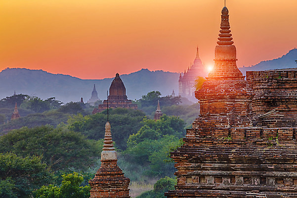 포토 JPG 해외이미지 나무 구름 전통 아시아 종교 문화 조각 여행 건축양식 하늘 지붕 벽돌 사람 사람없음 건물 초록색 조각상 탑 골동품 사찰 영혼 역사 재산 황금 정상 승려 신성 천연기념물 미얀마 사당 사리탑 옛날 절정 해외202004 해외포토 자연요소 식물 건축물 건축 나라 컬러 종교건축 금융 조형물 성직자 파일형식