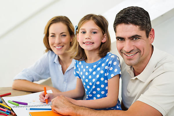 포토 JPG 해외이미지 백인 라이프스타일 응시 여자 남자 딸 행복 어린이 40대 중년 가족 탁자 엄마 함께함 실내 사랑 미술 성인 세명 30대 학습 부모 도움 아빠 그림 크레파스 해외202004 해외포토 서양인 시선 교육 감정 가구 컨셉 관계 문화예술 학용품 사람 내부 생활 장년 파일형식