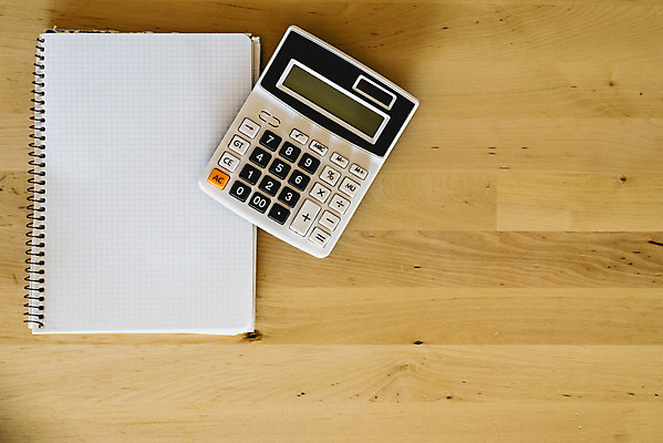 포토 JPG 해외이미지 종이 백그라운드 컨셉 돈 비즈니스 주택 사람없음 금융 경제 컴퓨터 숫자 판매 쪽지 자료 저축 계산기 작업 계산 재산 계획 가격 준비 투자 패드 월 대출 빚 계좌 렌탈 수입 예산 목차 비용 해외202004 해외포토 문자 문구용품 건물 전자제품 장비 날짜 파일형식