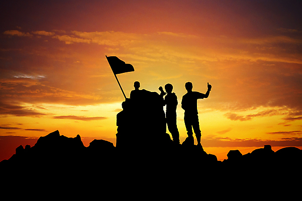 포토 JPG 해외이미지 주간 공원 남자 실루엣 스포츠 여행 배낭 하늘 아침 산 한명 서기 풍경 야외 빨간색 세명 햇빛 태양 일출 일몰 등산 트래킹 하이킹 바위 정상 언덕 챔피언 수평선 해외202004 해외포토 자연요소 1 공공시설 컬러 가방 모션 레저 촬영기법 사람 노을 돌_바위 파일형식