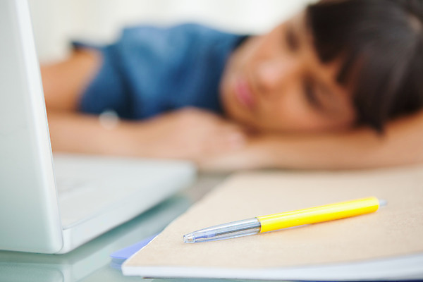 포토 JPG 해외이미지 학생 여자 휴식 실내 피곤 한명 앉기 20대 성인 노트북 스터디 연필 대학교 팔 성인여자한명만 해외202004 해외포토 1 컨셉 학교 모션 학용품 사람 청년 내부 신체부위 전자제품 학습 필기구 여자한명만 성인여자만 파일형식