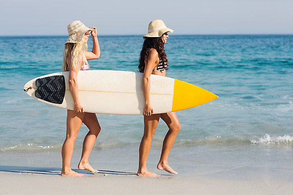 포토 JPG 해외이미지 백인 여자 행복 스포츠 휴가 따뜻함 20대 야외 두명 비키니 햇빛 맑음 우정 자유 잡기 서핑보드 서핑 날씬함 서퍼 해외202004 해외포토 서양인 수영복 감정 컨셉 모션 날씨 운동선수 사람 청년 친구 태양 수상스포츠 보드_스포츠 몸매 파일형식