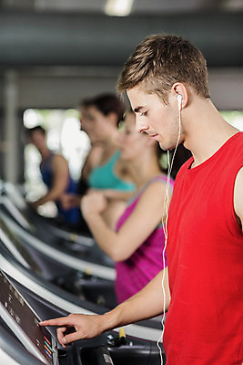 포토 JPG 해외이미지 서양인 외국인 백인 라이프스타일 남자 음악 스포츠 이어폰 건강 한명 20대 성인 운동복 달리기 조깅 운동 힘 헬스장 듣기 홀 체육관 런닝머신 성인남자한명만 크로스핏 해외202004 해외포토 1 옷 음향기기 모션 문화예술 사람 인종 청년 생활 운동기구 헬스 공간 남자한명만 성인남자만 파일형식