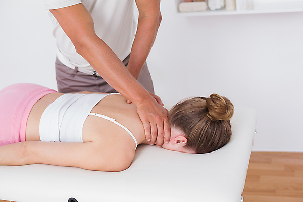 포토 JPG 해외이미지 백인 여자 남자 40대 중년 의학 건강 병원 성인 두명 치료 30대 환자 잡기 마사지 어깨 물리치료 물리치료사 진료실 의료성형뷰티 해외202004 해외포토 서양인 모션 사람 신체부위 장년 진료 치료사 파일형식