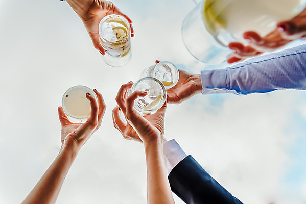 포토 JPG 해외이미지 손 여자 행복 음료 비즈니스 기념 사람 이벤트 성인 신체부위 친구 파티 축제 우정 마시기 축하 알코올 잡기 바 동료 축배 해외202004 해외포토 감정 컨셉 관계 모션 파일형식