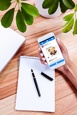 포토 JPG 해외이미지 백인 여자 남자 탁자 관리 20대 두명 노트북 스마트폰 펜 스크린 터치 흰색 기록 잡기 소셜 해외202004 해외포토 서양인 컬러 가구 모션 사람 청년 전자제품 핸드폰 스마트기기 필기구 파일형식