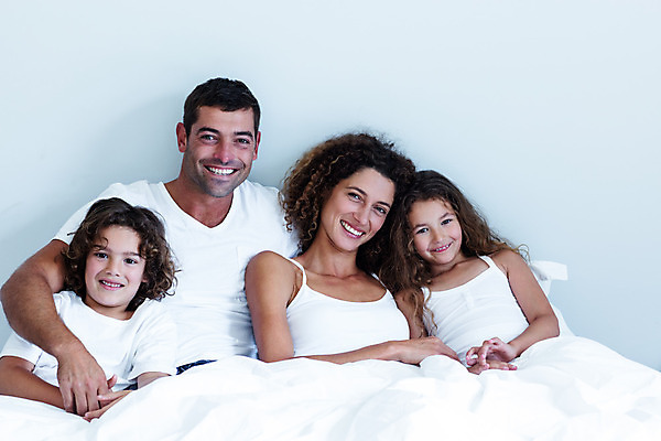 포토 JPG 해외이미지 백인 라이프스타일 응시 여자 남자 딸 행복 아들 어린이 가정 가족 포옹 엄마 휴식 아파트 함께함 실내 앉기 소년 여러명 20대 성인 30대 부모 기쁨 침실 잠옷 침대 아빠 담요 해외202004 해외포토 서양인 시선 옷 감정 가구 다수 컨셉 관계 안기 모션 주택 사람 청년 내부 생활 장년 파일형식