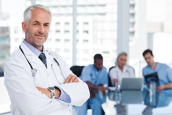 포토 JPG 해외이미지 백인 직업 여자 남자 중년 50대 청진기 실내 병원 서기 앉기 여러명 20대 팔짱 간호사 의사 실험복 자신감 책상 동료 의료성형뷰티 성인만 해외202004 해외포토 서양인 감정 가구 다수 의학 관계 의료기기 모션 사람 청년 성인 내부 의료진 가운 파일형식