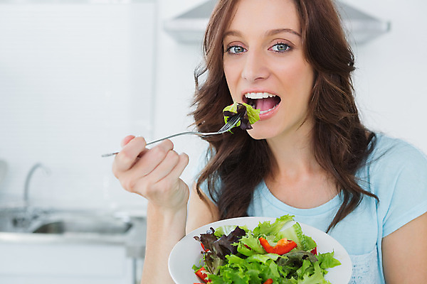 포토 JPG 해외이미지 백인 응시 여자 다이어트 실내 건강 한명 미소 들기 상반신 성인 샐러드 잡기 사발 먹기 건강식 성인여자한명만 해외202004 해외포토 서양인 1 시선 음식 모션 표정 사람 내부 사기그릇 여자한명만 성인여자만 파일형식