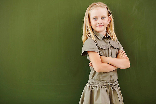 포토 JPG 해외이미지 백인 학생 여학생 여자 교육 어린이 교실 학교 수업 실내 한명 서기 사람 책 초록색 칠판 수학 분필 소녀한명만 해외202004 해외포토 서양인 1 컬러 교과목 모션 내부 초크 여자한명만 소녀만 파일형식