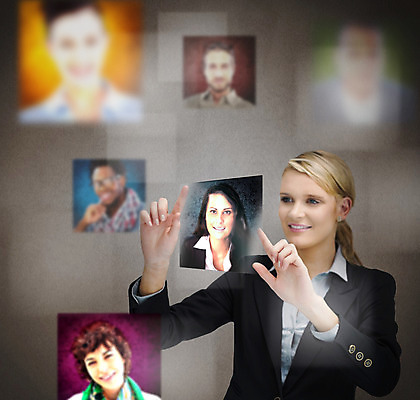 포토 JPG 해외이미지 백인 여자 남자 40대 중년 손짓 여러명 상반신 20대 앞모습 스크린 직장인 비즈니스우먼 선택 직원 채용 해외202004 해외포토 서양인 직업 뷰포인트 다수 컨셉 비즈니스 모션 사람 청년 성인 파일형식