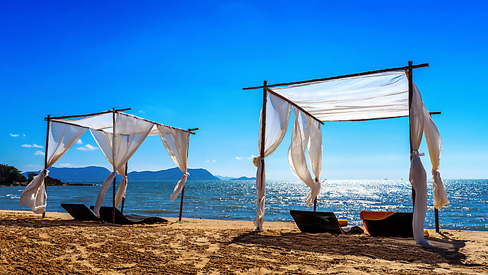 포토 JPG 해외이미지 모래 바다 섬 여행 의자 자연 호텔 아침 휴가 휴식 텐트 풍경 사람없음 여름 파란색 모래사장 햇빛 맑음 스파 낭만 신혼여행 덮개 전원 커튼 휴게실 빌라 휴양지 가림막 파라다이스 해외202004 해외포토 주간 계절 컬러 가구 결혼 컨셉 숙소 날씨 주택 캠핑도구 태양 장소 뚜껑 전기에너지 생태계 파일형식