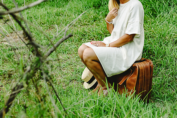 포토 JPG 해외이미지 여행 한명 앉기 초록색 여행객 여행가방 짐 기다림 힙스터 해외202004 해외포토 1 패션 컬러 가방 모션 사람 파일형식