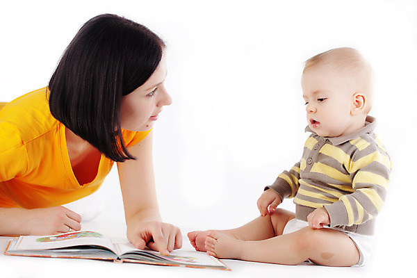 포토 JPG 해외이미지 전신 백인 응시 여자 남자 행복 아들 어린이 엎드리기 가족 엄마 사랑 사람 앉기 상반신 성인 두명 옆모습 책 독서 육아 가리킴 아기 가르침 흰배경 돌봄 해외202004 아들바보 싱글맘 한부모가족 해외포토 서양인 시선 교육 감정 뷰포인트 백그라운드 관계 모션 손짓 흰색 파일형식