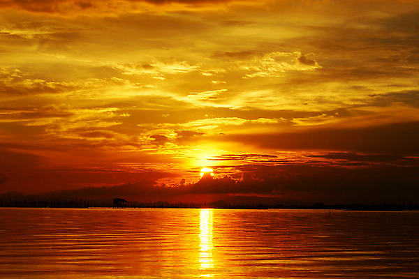 포토 JPG 해외이미지 구름 계절 파도 바다 하늘 풍경 사람없음 야외 빨간색 물 여름 빛 햇빛 태양 일출 황혼 일몰 봄 새벽 가을 해외202004 해외포토 자연요소 컬러 노을 파일형식