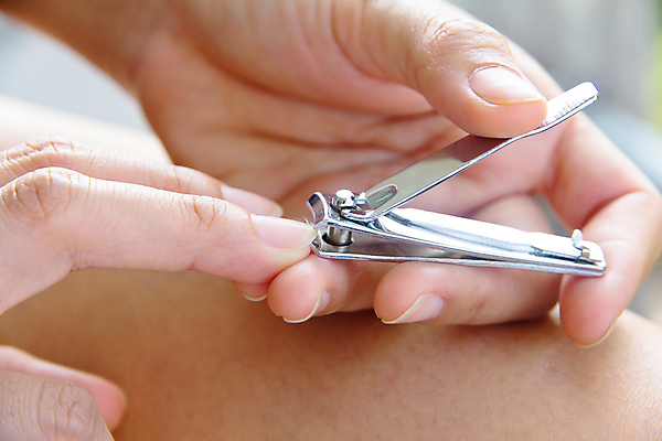 포토 JPG 해외이미지 무료이미지 손 손가락 들기 근접촬영 신체부위 손톱 자르기 손질 다듬기 손톱깎이 의료성형뷰티 해외202004 해외포토 뷰포인트 모션 사람 미용용품 파일형식 무료콘텐츠