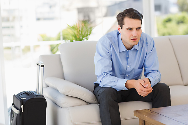 포토 JPG 해외이미지 백인 남자 여행 셔츠 실내 한명 사람 20대 성인 소파 사무실 여행가방 비즈니스맨 기다림 찡그림 성인남자한명만 해외202004 해외포토 서양인 1 상의 의자 가방 비즈니스 모션 표정 청년 내부 직장인 남자한명만 성인남자만 파일형식