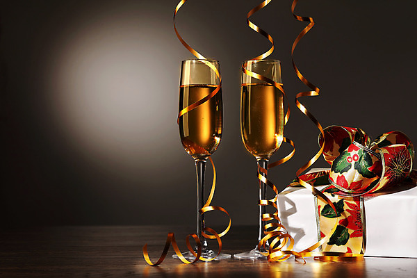 포토 JPG 해외이미지 디자인 기념일 행복 리본 음료 백그라운드 크리스마스 겨울 검은배경 새로움 기념 선물 사랑 사람없음 빛 상자 파티 축제 낭만 축하 알코올 샴페인 샴페인잔 해외202004 해외포토 계절 감정 컨셉 술잔 주류 이벤트 검은색 파일형식