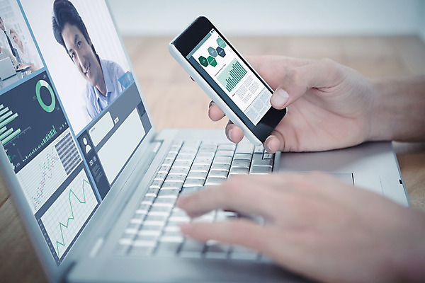 포토 JPG 해외이미지 백인 라이프스타일 손 응시 남자 행복 비즈니스 통신 탁자 회의 그래프 직장 함께함 들기 앉기 20대 성인 신체부위 30대 노트북 스마트폰 사무실 스크린 자료 흰색 키보드 잡기 작업 직장인 비즈니스맨 연결 스마트 책상 동료 직원 화상통화 해외202004 해외포토 서양인 직업 시선 감정 컬러 가구 컨셉 회사 관계 모션 사람 청년 생활 장년 전자제품 핸드폰 스마트기기 통화 파일형식