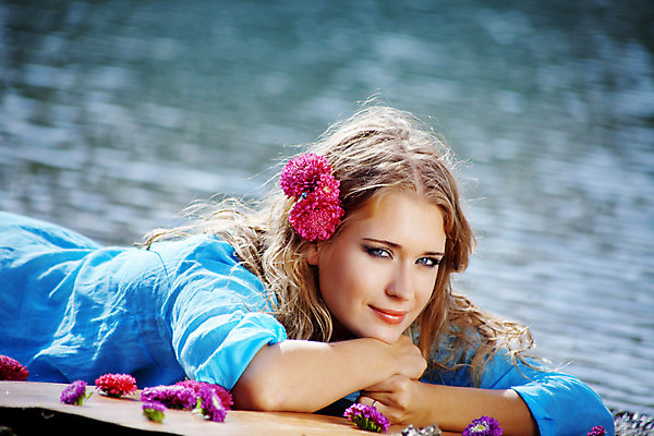 포토 JPG 해외이미지 여자 꽃 호수 바다 여행 자연 휴가 휴식 건강 한명 사람 야외 파란색 스파 기쁨 선탠 아로마테라피 테라피 의료성형뷰티 해외202004 해외포토 식물 1 감정 컬러 컨셉 뷰티 생태계 파일형식