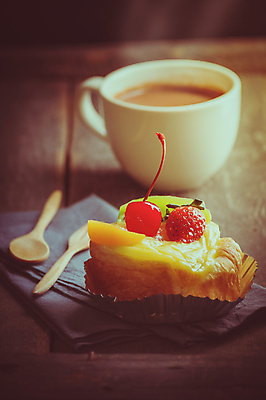 포토 JPG 해외이미지 전통 음료 음식 빵 백그라운드 컨셉 과일 아침 디저트 건강 덴마크 요리 사람없음 목재 상점 주방 초콜릿 식사 카페 빵집 에너지 수확 시골 신선 달콤 맛 아침식사 퍼프 코코아 내추럴 소셜네트워크 페스츄리 필터 핸드메이드 스타일 힙스터 맛있는 효과 해외202004 해외포토 주간 나무 패션 농업 재료 북유럽 파일형식