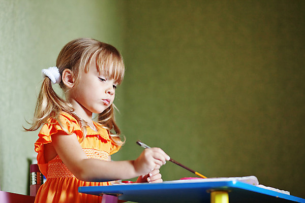 포토 JPG 해외이미지 여자 교육 딸 얼굴 어린이 일러스트 놀이 탁자 수업 주택 실내 창조 미술 한명 사람 앉기 청년 내부 학습 놀이방 방 게임 표현 붓 작음 스케치 집중 그림 바쁨 만들기 예술가 화가 초보 해외202004 해외포토 직업 1 가구 컨셉 가족 모션 문화예술 성인 건물 신체부위 크기 파일형식