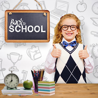 포토 JPG 해외이미지 백인 학생 여자 교육 행복 어린이 백그라운드 교실 학교 프레임 초등학교 한명 미소 책 학습 연필 갈색 공책 칠판 자명종 흰색 사과 신학기 긍정 해외202004 해외포토 서양인 1 감정 시계 컬러 컨셉 과일 문구용품 학용품 표정 사람 필기구 알람 파일형식