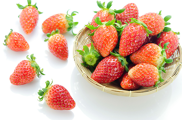 포토 JPG 해외이미지 열매 음식 과일 딸기 건강 사람없음 목재 빨간색 초록색 바구니 흰색 신선 유기농 내추럴 숙성 해외202004 해외포토 나무 식물 웰빙 컬러 재료 파일형식