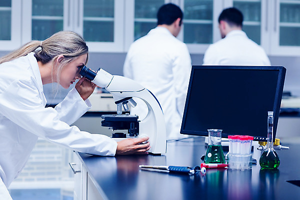 포토 JPG 해외이미지 백인 응시 여자 남자 과학 실내 현미경 실험 20대 세명 약 장비 실험복 실험실 생명공학 집중 과학자 생물학 심각 화학자 의료성형뷰티 해외202004 해외포토 서양인 직업 시선 교육 컨셉 의학 실험기구 사람 청년 내부 가운 학자 파일형식