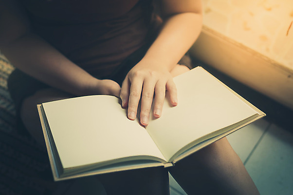 포토 JPG 해외이미지 무료이미지 여자 한명 앉기 상반신 성인 취미 책 독서 필터 성인여자한명만 해외202004 해외포토 1 모션 사람 여자한명만 성인여자만 파일형식 무료콘텐츠