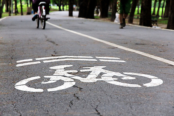 포토 JPG 해외이미지 나무 공원 도로 길 여행 거리 안전 야외 두명 운동 정원 자전거 페인트 산책 도시 보행로 오솔길 사인 도로표지판 땅바닥 해외202004 해외포토 식물 공공시설 교통시설 휴식 바닥 건강 사람 바이크 표지판 파일형식