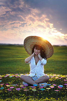 포토 JPG 해외이미지 전신 구름 라이프스타일 여자 꽃 행복 태국 자연 하늘 휴식 따뜻함 한명 사람 앉기 동양인 초원 야외 앞모습 초록색 여름 파란색 빛 태양 노란색 일몰 자유 흰색 시골 내추럴 성인여자한명만 해외202004 해외포토 자연요소 식물 1 계절 감정 아시아 뷰포인트 컬러 컨셉 모션 인종 생활 노을 생태계 여자한명만 성인여자만 파일형식
