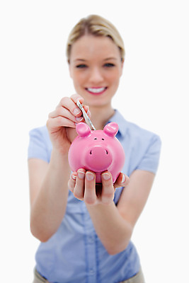 포토 JPG 해외이미지 여자 돈 실내 한명 미소 들기 상반신 20대 성인 앞모습 금융 저축 돼지저금통 잡기 흰배경 성인여자한명만 해외202004 해외포토 1 뷰포인트 백그라운드 모션 표정 사람 청년 내부 경제 저금통 흰색 재산 여자한명만 성인여자만 파일형식