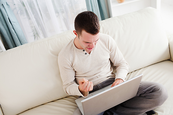 포토 JPG 해외이미지 라이프스타일 행복 얼굴 인터넷 실내 한명 앉기 10대 금융 노트북 쇼핑 컴퓨터 소파 웹 흰색 네트워크 신용카드 구매 결제 온라인 리빙 전자상거래 해외202004 해외포토 1 감정 컬러 의자 모션 청소년 사람 내부 생활 신체부위 경제 전자제품 파일형식