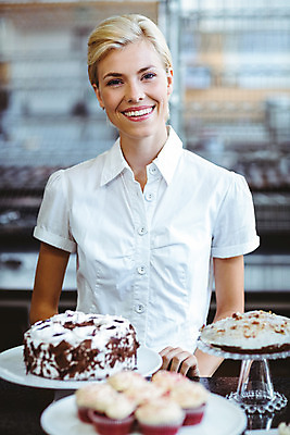 포토 JPG 해외이미지 백인 라이프스타일 여자 행복 커피 음식 비즈니스 청소년 노동자 한명 서기 미소 20대 케이크 상점 식당 앞치마 카페 빵집 업무 웨이터 직원 서비스 카페테리아 주인 해외202004 해외포토 서양인 직업 1 감정 음료 모션 디저트 표정 사람 청년 생활 작업 파일형식
