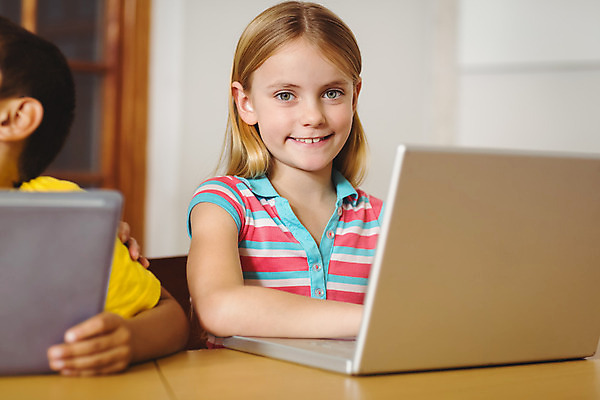 포토 JPG 해외이미지 백인 학생 여자 교육 남자 행복 어린이 교실 학교 실내 초등학교 소년 두명 노트북 컴퓨터 공책 타이핑 신학기 해외202004 해외포토 서양인 감정 문구용품 사람 내부 전자제품 파일형식