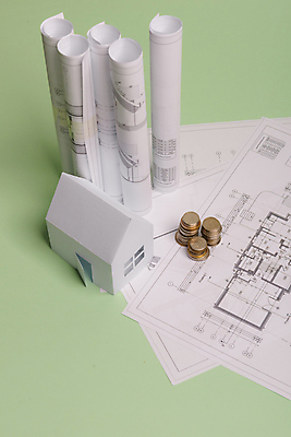 포토 JPG 해외이미지 무료이미지 종이 컨셉 돈 비즈니스 부동산 주택 사람없음 건물 쌓기 설계도 재산 건축모형 동전탑 해외202004 해외포토 건축물 모션 건설업 금융 모형 동전 파일형식