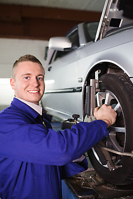 포토 JPG 해외이미지 백인 응시 남자 행복 자동차 노동자 실내 한명 20대 성인 공구 나사 작업 바퀴 원형 작업실 기술자 수리 서비스 타이어 작업도구 엔진 정비공 교체 설치 성인남자한명만 카피스페이스 해외202004 해외포토 도형 서양인 직업 1 시선 감정 육상교통 사람 청년 내부 공백 도구 남자한명만 성인남자만 파일형식