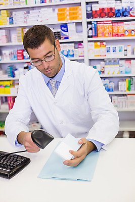 포토 JPG 해외이미지 백인 남자 실내 한명 상반신 성인 30대 컴퓨터 약 스크린 모니터 키보드 쥐 약국 집중 전자 조제 스캔 약사 의료성형뷰티 성인남자한명만 해외202004 해외포토 서양인 1 컨셉 의학 사람 내부 장년 전자제품 설치류 만들기 남자한명만 성인남자만 파일형식