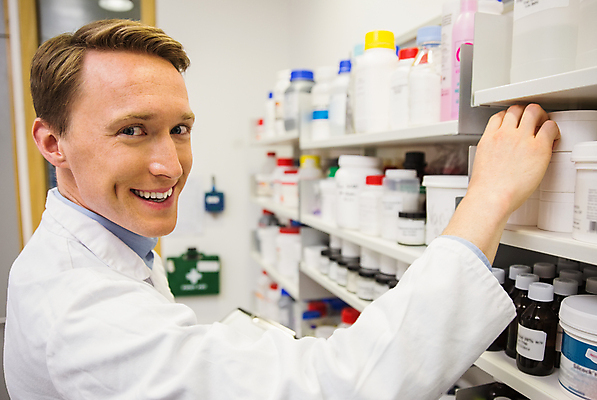 포토 JPG 해외이미지 백인 남자 선반 실내 한명 상반신 20대 약 작업 약국 처방 조제 약사 의료성형뷰티 성인남자한명만 해외202004 해외포토 서양인 1 가구 의학 사람 청년 내부 만들기 남자한명만 성인남자만 파일형식