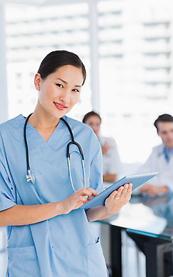 포토 JPG 해외이미지 백인 응시 여자 남자 40대 중년 청진기 직장 함께함 실내 건강 병원 서기 앉기 동양인 20대 세명 태블릿 알약 터치 간호사 의사 외과 인턴 터치스크린 의료성형뷰티 해외202004 해외포토 서양인 시선 컨셉 회사 비즈니스 의학 의료기기 모션 사람 인종 청년 성인 내부 전자제품 스마트기기 약 의료진 파일형식