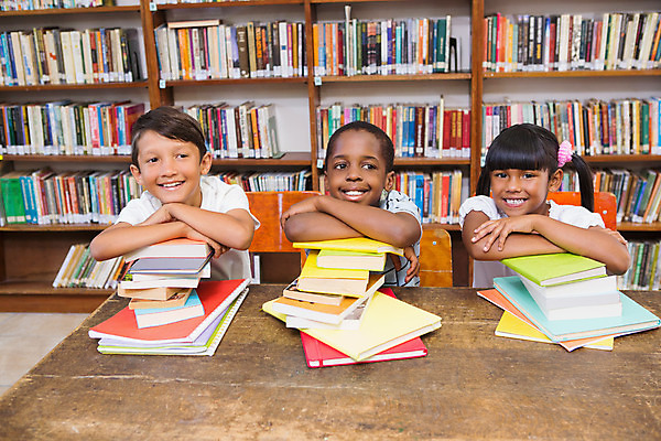 포토 JPG 해외이미지 학생 여자 교육 남자 행복 어린이 교실 학교 책장 함께함 초등학교 앉기 소년 책 세명 학습 도서관 책상 신학기 해외202004 해외포토 감정 가구 컨셉 모션 사람 파일형식