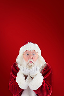 포토 JPG 해외이미지 노년 남자 크리스마스 한명 손짓 상반신 앞모습 빨간색 산타클로스 노인남자한명만 바람불기 해외202004 해외포토 1 기념일 뷰포인트 컬러 모션 사람 성인 불기 남자한명만 노인남자만 파일형식
