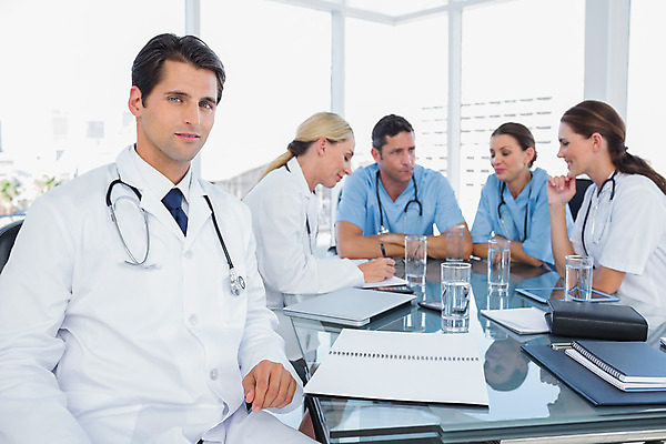 포토 JPG 해외이미지 백인 직업 여자 남자 40대 중년 청진기 실내 병원 앉기 여러명 20대 간호사 의사 실험복 자신감 책상 동료 외과 의료성형뷰티 성인만 해외202004 해외포토 서양인 감정 가구 다수 의학 관계 의료기기 모션 사람 청년 성인 내부 의료진 가운 파일형식