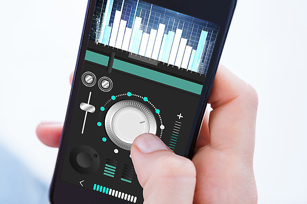 포토 JPG 해외이미지 손 음악 들기 신체부위 스마트폰 스크린 터치 잡기 어플리케이션 믹서 해외202004 해외포토 모션 문화예술 사람 핸드폰 스마트기기 파일형식