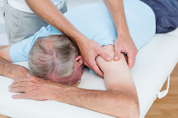 포토 JPG 해외이미지 백인 남자 의학 건강 병원 20대 두명 치료 환자 마사지 어깨 70대 팔 물리치료 물리치료사 진료실 의료성형뷰티 해외202004 해외포토 서양인 노년 사람 청년 신체부위 진료 치료사 파일형식